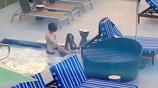 Jóvenes borrachos follando en la piscina de un hotel