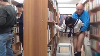 Colegialas violadas por hombres maduros en una biblioteca