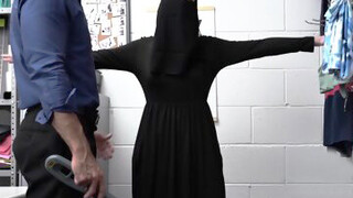 Le quita el hijab para follarla por ser una ladrona