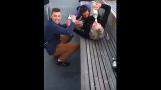 Borracha grabada mientras que le comen el coño en la calle en el Mundial de Rusia
