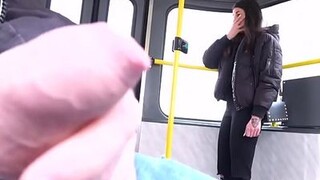 Le caza masturbándose en el tren y después se lo folla